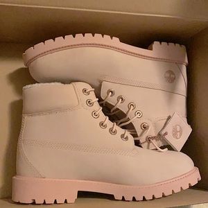 Cameo roes Timberlands with white fur on the inside(never worn before)